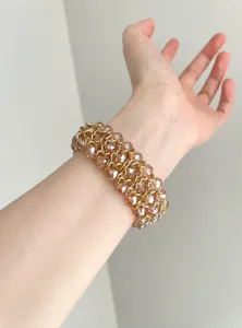 Primer plano detalle de una pulsera de cadena de cuentas de cristal vintage en la muñeca
