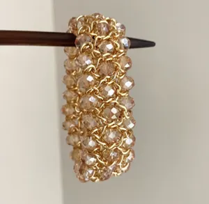 Exquisita pulsera de cuentas doradas vintage con cristales brillantes para un estilo elegante.