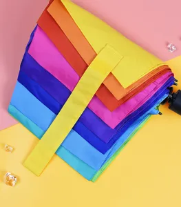 Automatischer faltbarer Regenbogen-Regenschirm, dreifach klappbarer Schirm mit buntem Bezug.