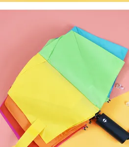 Kompakter Regenschirm mit Regenbogen-Design, automatischem Griff und starkem Sonnenschutz.