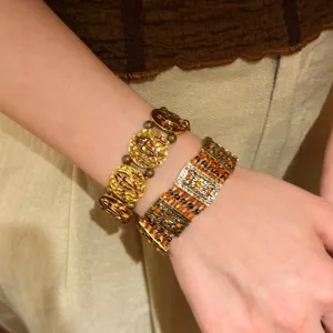 Vintage Gold elastisches Statement Armband für Damen, Retro Münze Perlen Hand Schmuck Detail.