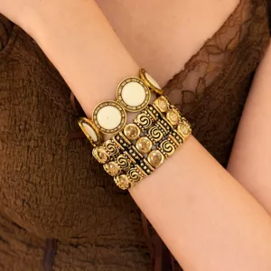 Vintage goldfarbenes mehrsträngiges elastisches Armband mit weißen runden Einlagen für Damen.