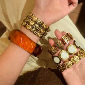 Vintage Retro Goldton elastisches Armband Set mit Bernstein Harz Armreif, detailreiches Design.