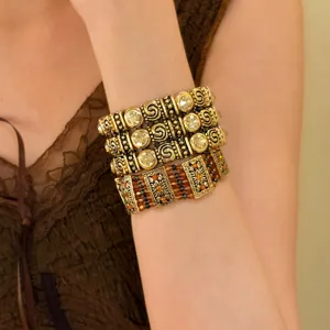Vintage goldener elastischer Armreif Detailansicht, Retro Strass Perlen stapelbarer Armschmuck.