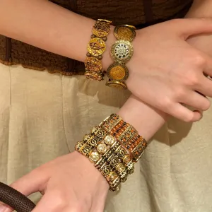 Vintage Gold elastisches Armband für Damen, exotische Retro Münzen Statement Armkette.