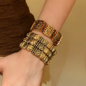 Vintage goldene elastische Armbänder Set, auffälliger klobiger Manschetten-Armschmuck für Damen Modus.