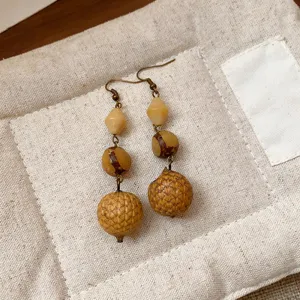 Detailansicht ethno boho holz eichel ohrringe, vintage natur style ohrhänger schmuck.