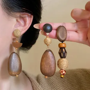 Boho Holz geflochtene Ohrringe Detailaufnahme, natürliche Rattan Hänger für Urlaub.