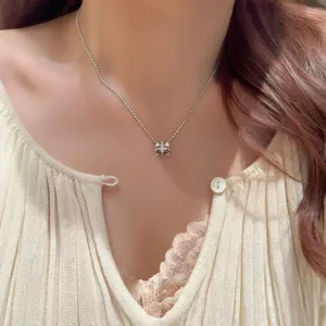 Gedetailleerde close-up van de elegante zirkonia hanger ketting op een fijne zilveren ketting.