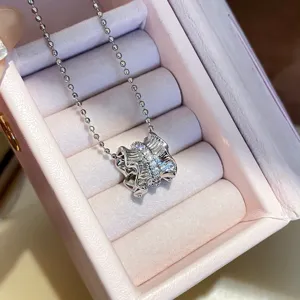 Prachtige zirkoon geplooide taille ketting detailopname, elegante zilveren sleutelbeinketting.