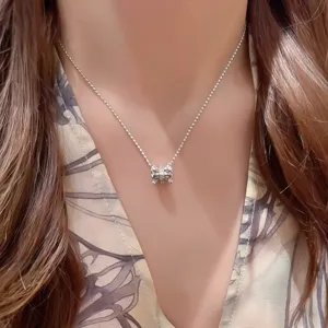 Delicaat zilveren kralenketting collier met sprankelende zirkonia geplooide hanger voor elegante dames.