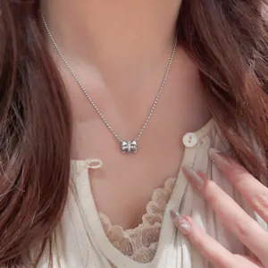Gedetailleerd overzicht van de sprankelende zirkonia geplooide halsketting, elegante sleutelbeinketting.