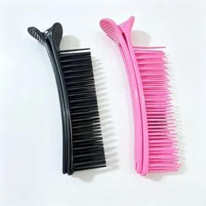 Plastik Haarklammern mit Kammzaehnen, professionelle Salon Styling Werkzeuge in Schwarz und Rosa.
