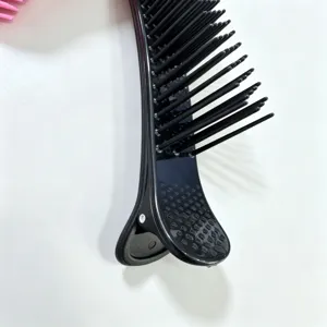 Nahaufnahme Detail der schwarzen Haar-Schnittklammer aus Kunststoff mit Kammzähnen für Salon.