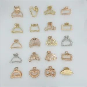 Vista detallada de pinzas para el cabello de aleación dorada con varios accesorios de mini tiburón.