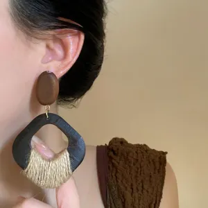 Böhmische Holz geflochtene Ohrringe, einzigartiges geometrisches Design für Urlaubsreise-Accessoires.