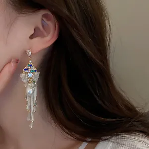 Französische Ohrringe mit Quasten, funkelndem Zirkon und Perlen für elegante Damen.
