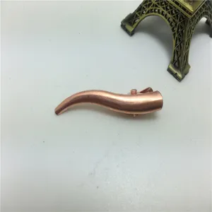 Détail de pince à cheveux corne en métal, accessoire bec de cane or rose pour coiffure DIY.