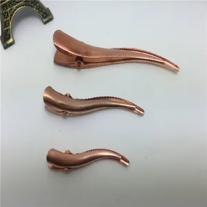 Gros plan détail de pinces à cheveux bec de canard en métal or rose pour loisirs créatifs.