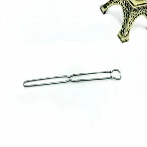 Metalen kikkersluiting haaraccessoire DIY detailweergave met een slanke metaalstructuur.