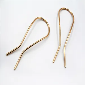 Gouden metalen U-vormige haarspeld accessoire detailweergave, minimalistische DIY stylingtool.