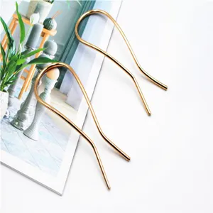Metalen U-vormige haarvork detail, gouden minimalistische haarspeld voor DIY haarstyling accessoires.