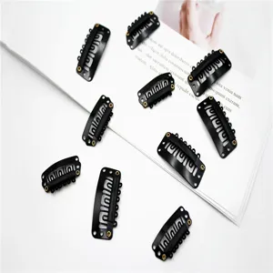 Nahaufnahme von schwarzen U-förmigen Haarverlängerungs-Perückenclips, sichere Clips für Styling.