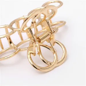 Pinza para el pelo de metal dorado con diseño de cinco anillos, ideal para peinados.