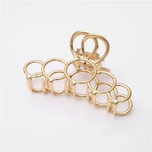Pinza de pelo de metal dorado con elegante diseño hueco de 5 anillos para el peinado diario.