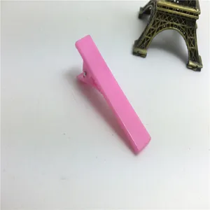 Dettaglio molletta per capelli a becco d'anatra in plastica rosa, accessorio per bambini fai da te.