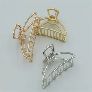 Detalle de pinza de pelo de metal, pinza tiburón geométrica hueca de 8cm oro plata oro rosa.