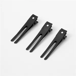 Vista dettagliata di mollette per capelli nere in metallo a doppio dente con design cavo.