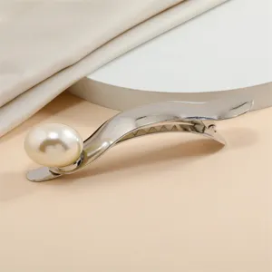 Elegant metal hair clip featuring a large pearl detail, perfect for daily chic hairstyles.