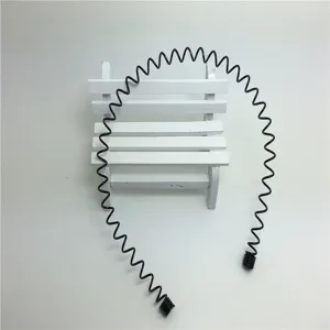 Detailansicht des schwarzen Metall-Feder-Haarreifen, flexibles welliges Haaraccessoire