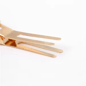 Gouden metalen eendenbek haarklem detailweergave met precieze structuur en afwerking.