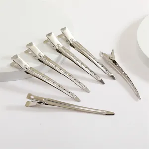 Dettaglio mollette per capelli in metallo, pinze becco d'oca professionali per styling.