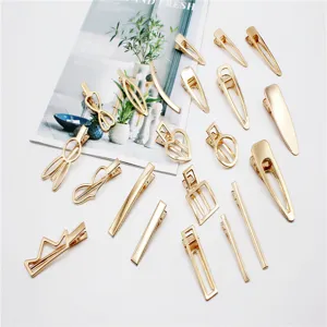 Set van gouden metalen haarspelden, minimalistische geometrische ontwerpen voor styling.
