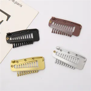 Primer plano detallado de pinzas de metal para extensiones de cabello en cuatro colores.