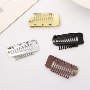 Vista detallada de pinzas de metal para pelucas con dientes en cuatro colores clásicos.