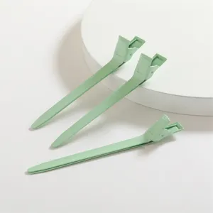 Hellgrüne Aluminium Frisierclips, professionelle Haarklammern zum Stylen und Abteilen im Salon.