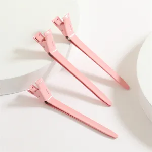 Nahaufnahme von professionellen rosa Aluminium-Haarclip-Details für den Friseurbereich.