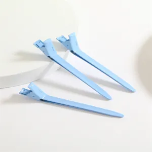 Detailansicht hellblaue Aluminium Haarklammern, professionelle Friseur Entenschnabel Clips.