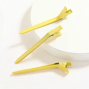 Nahaufnahme Detailansicht langer gelber Aluminium Friseurhaarklammern für professionellen Salon.