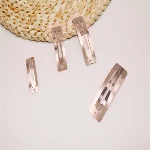 Vista dettagliata di fermagli per capelli rettangolari metallici in varie misure. Finitura.