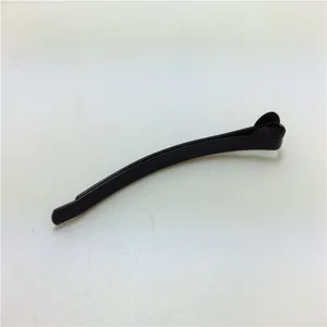 Dettaglio forcina per capelli in metallo nero, accessorio con estremità rotonda.