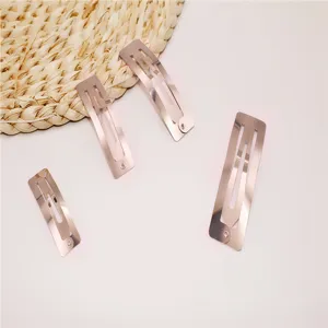 Dettaglio di forcine per capelli a scatto rettangolari, accessorio per acconciatura.