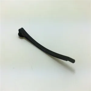 Vista dettagliata della forcina in metallo nero con base rotonda, ideale per accessori fai da te.