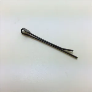 Primo piano dettagliato di una forcina nera con parte superiore rotonda per accessori.