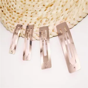 Set di mollette per capelli in metallo, fermagli rettangolari, dettaglio lucido.