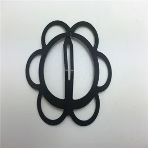 Vista dettagliata del fermaglio per capelli in metallo nero, forcina floreale per DIY.